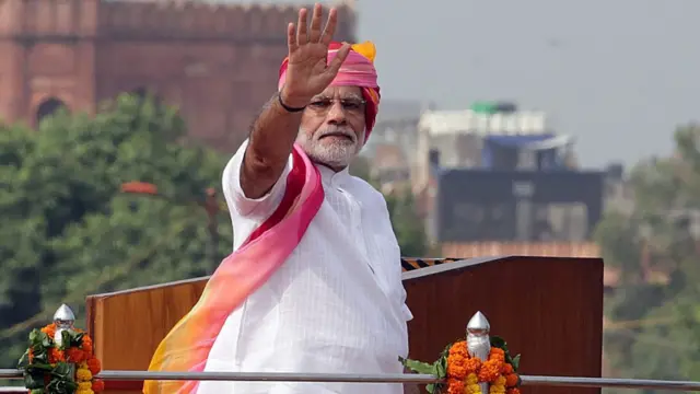 दिल्ली स्थित लाल क़िले पर प्रधानमंत्री नरेंद्र मोदी.