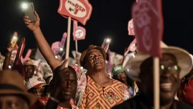 A ranar Juma'a, masu goyon bayan dan takarar jami'yya mai mulki Guinea-Bissau Domingos Pereira kenan yayin da suka hallarci gangamin yakin neman zabe gabannin zaben kasar.