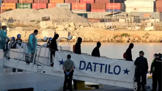 बंदारावर उतरत असताना स्थलांतरित