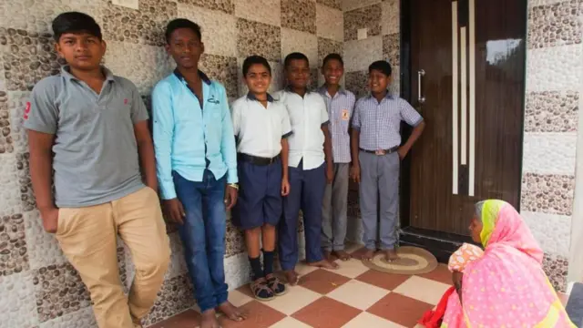 صبية يقفون أمام منزل عصري له باب