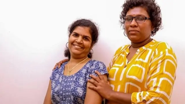 போலீஸ் பாதுகாப்புடன் சந்நிதானத்தை அடைந்த கனகதுர்கா (இடது), பிந்து (வலது)