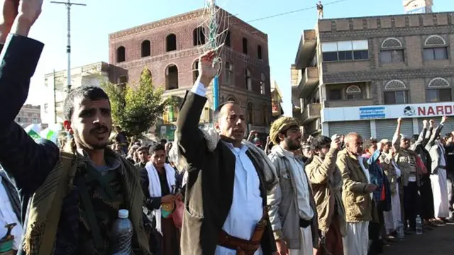 Des milliers de personnes avaient protesté le 4 mai dans les rues d'Aden contre ces limogeages.