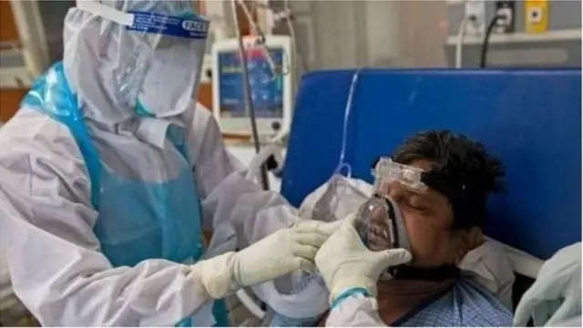 రోగికి ఆక్సిజన్ అందిస్తున్న వైద్యులు