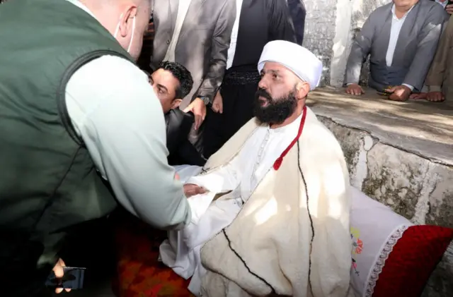 تهاني الإيزديين لبابا الشيخ الجديد