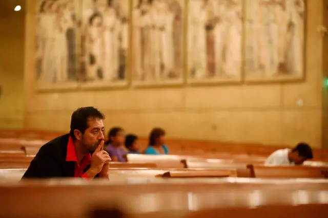 Ernesto Vega, del ministerio hispano de la archidiócesis de Los Ángeles, escucha al arzobispo católico de Los Ángeles, José Gómez, dirigir una oración para la comunidad inmigrante después de que el republicano Donald Trump ganara las elecciones presidenciales de EE.UU. el 10 de noviembre.