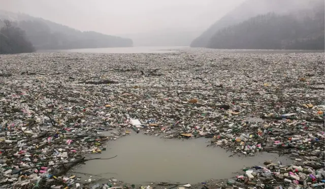 સર્બિયાના પશ્ચિમ બાલ્કન વિસ્તારના પ્રીબોજ શહેરની નજીક આવેલી લીમ નદીમાં એકઠો થયેલો કચરો પ્રદૂષણની ગંભીર સ્થિતિ દર્શાવે છે