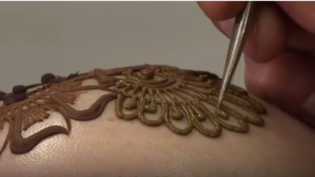 মেহেদীর ব্যবহার বর্তমানে সার্বজনীন রূপ নিয়েছে।