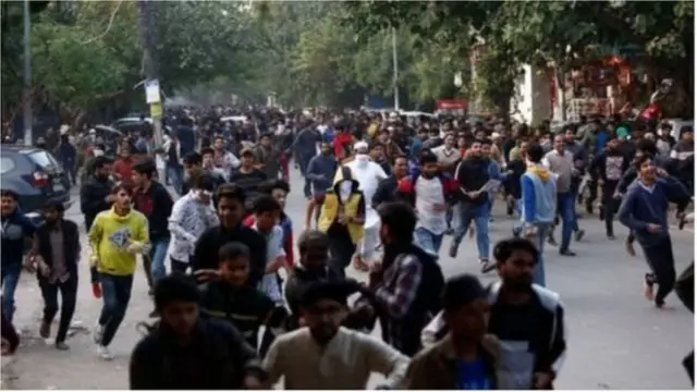 ముస్లిం మహిళ పోలీసులను కాపాడింది