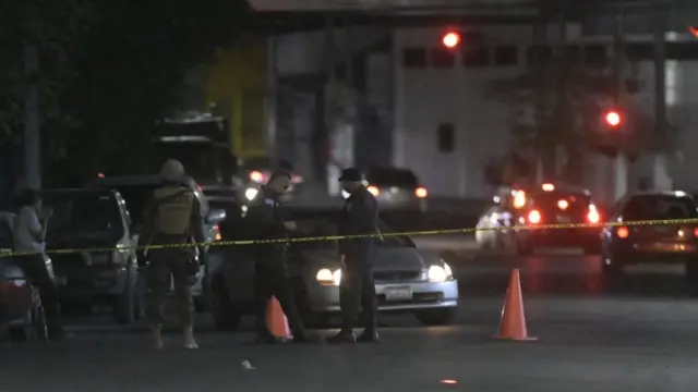 Militares salvadoreños custodian una escena del crimen.