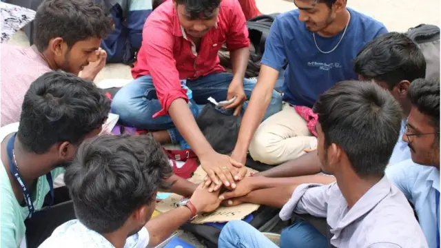 బాసర ట్రిపుల్ ఐటీ విద్యార్ధుల ఆందోళన