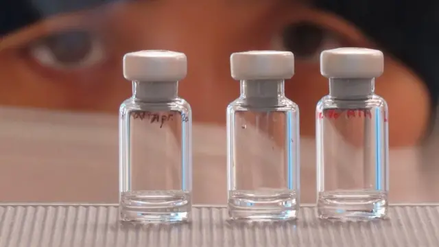 Ni učesnici ni lekari koji ubrizgavaju vakcinu ne znaju da li je u špricu eksperimentalna ili kontrolna vakcina za meningitis/sepsu.