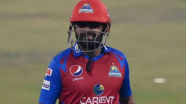 পাকিস্তানের অধিনায়ক বাবরের ধীরগতির ব্যাটিং তার দলের জন্য ক্ষতির কারণ হয়ে দাঁড়িয়েছে অনেক সময়