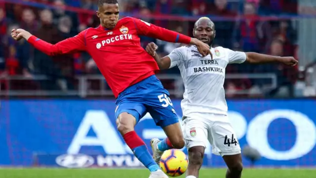 Sylvester Igboun (en blanc) du FC Ufa défie Rodrigo Becao (à gauche) du PFC CSKA Moscou.