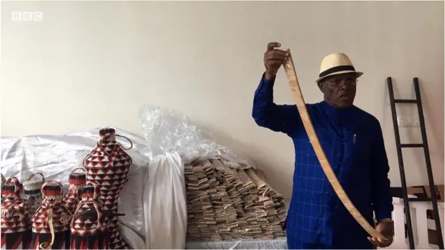 አቶ ድንቡ አብደላ የተዘጋጀውን ጭኮ ሲያሳዩ