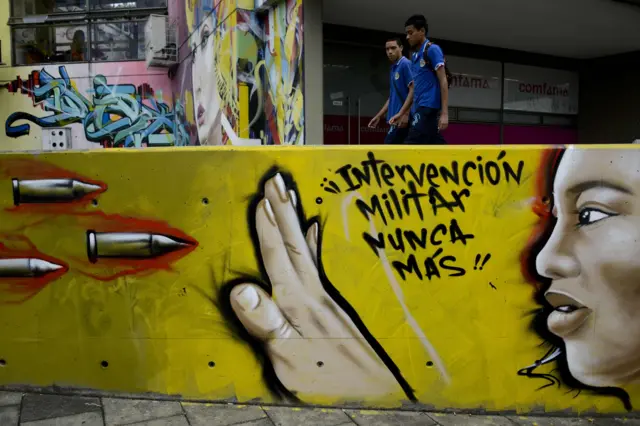 Mural amarelo em que se pode ler "Intervenção Militar Nunca Mais"