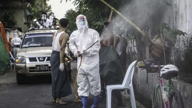 အဲဒီပိုးသတ်စင်ဆေးရည်ကြောင့် အရေပြား၊ မျက်စိ တို့ကို ထိခိုက်စေပြီး အငွေ့ကိုရှူမိရင် အသက်ရှူလမ်းကြောင်း ထိခိုက်ပျက်စီးတာဖြစ်နိုင်