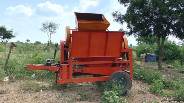 मळणीयंत्र.
