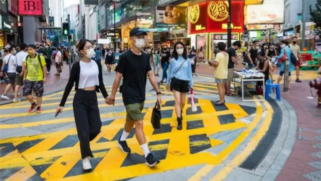 2018年全港共有约102万18岁以下的儿童，其中约23万名儿童来自贫穷家庭，领取综援或父母从事低收入工作。