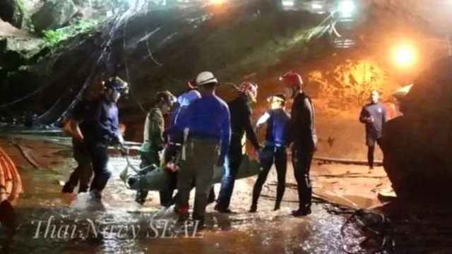 मुलांची सुटका करताना