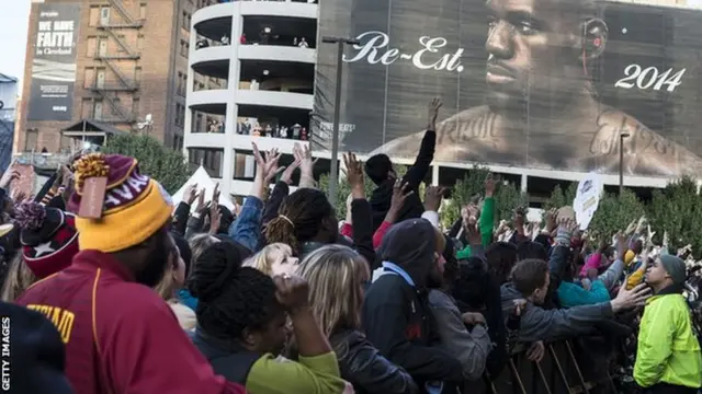 Des fans de Cleveland font la queue pour le retour de James dans les Cavaliers