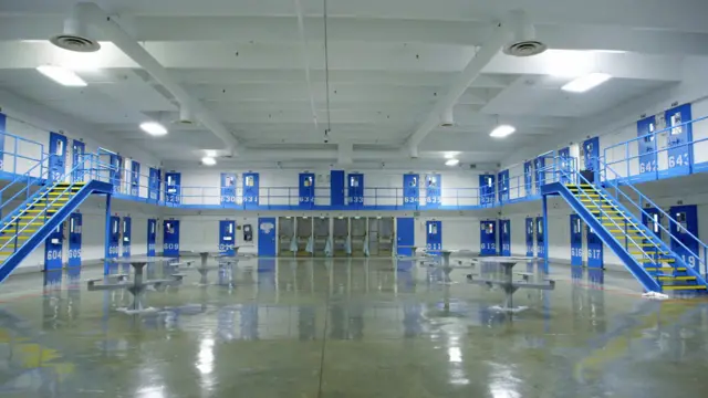 Pabellón de confinamiento solitario de la prisión de máxima seguridad Red Onion State Prison,