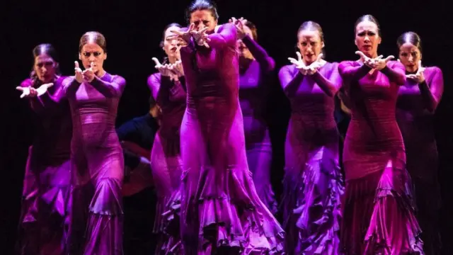 Ја, Кармен одбацује идеју унапред задате одговарајуће родне улоге одевајући плесачице у костиме различитих боја које одговарају различитим бојама коже