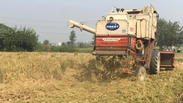 ਖੇਤਾਂ ਵਿੱਚ ਕੰਬਾਈਨ