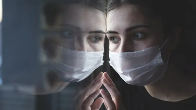 கொரோனா: சில நாடுகளில் தொற்று அதிகரிக்கவும், குறையவும் என்ன காரணம்?