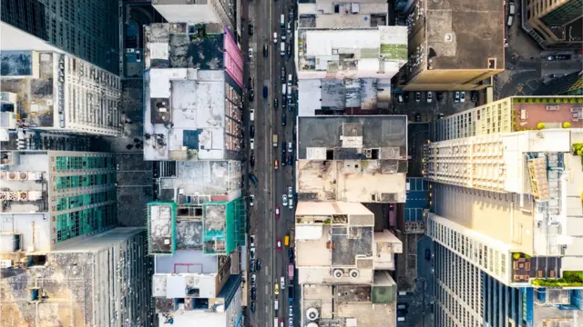 Una ciudad con edificios y calle sin lugares verdes.