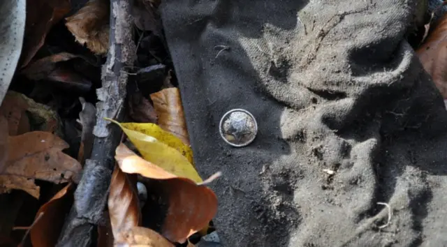 Дугме на совјетској униформи. Ознаке српа и чекића су само видљиве у центру