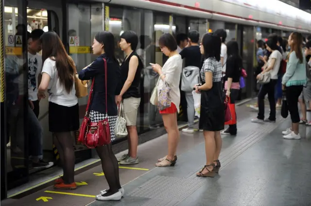 షాంఘై సబ్‌వేలో రైలు ఎక్కుతున్న ప్రయాణికులు