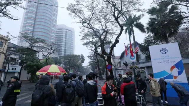 김정은 위원장 숙소로 유력한 베트남 하노이 멜리아호텔 앞에서 세계 각국 취재진이 대기하고 있다