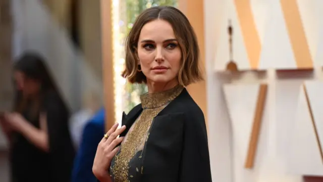 Bu yıl en iyi yönetmen kategorisinde hiç kadın aday olmamasını protesto etmek isteyen isimlerden oyuncu Natalie Portman, bu yıl film çeken ancak Oscar'a aday gösterilmeyen kadın yönetmenlerin isimlerini taşıyan bir Dior ceketle törene geldi.