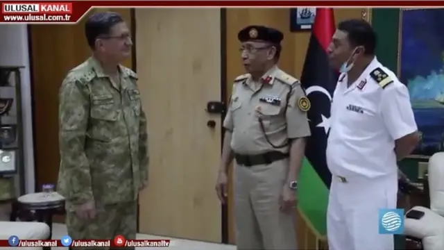 عدنان اوزبال، فرمانده نیروی دریایی ترکیه ( سمت چپ) روز ۳۰ ژوئن به طرابلس سفر کرد.