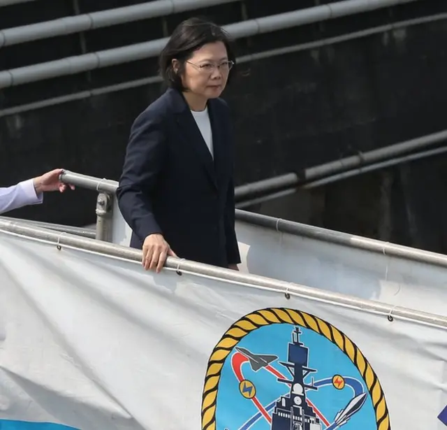 台灣總統蔡英文視察宜蘭作戰中心。