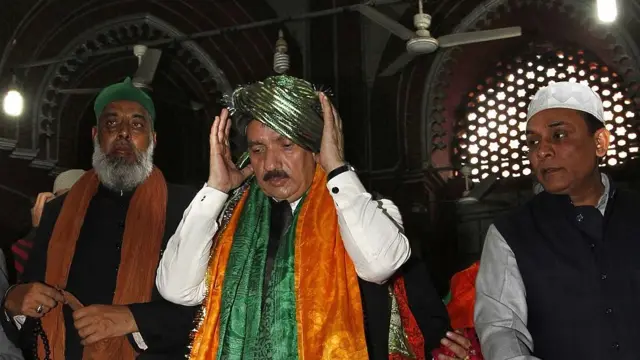 سنہ 2012 میں دورہ انڈیا کے دوران نظام الدین اولیا کے درگاہ پر