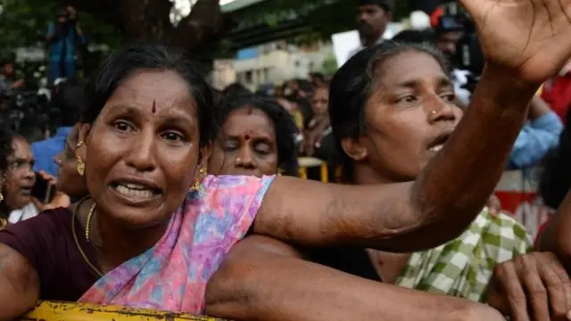 हॉस्पिटलबाहेर दुःख व्यक्त करणाऱ्या द्रमुकच्या कार्यकर्त्या