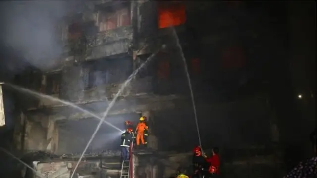 আগুন নেভানোর চেষ্টা