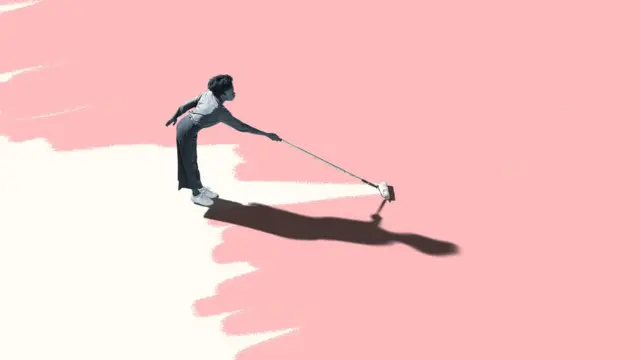 Mujer pintando suelo de rosado