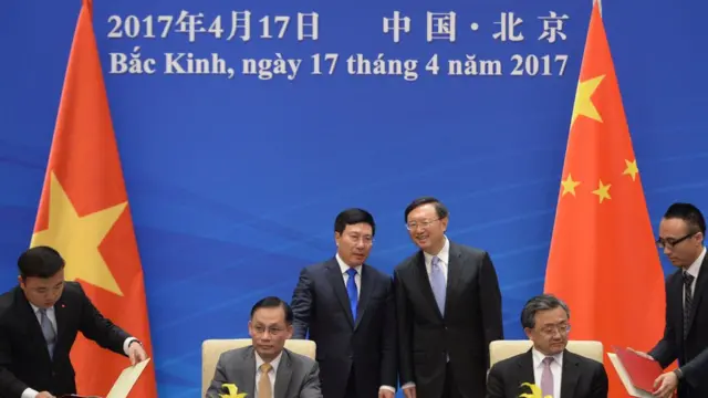 Phó TT kiêm Ngoại trưởng VN Phạm Bình Minh và Ủy viên Quốc vụ TQ Dương Khiết Trì