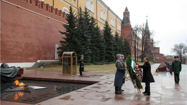 Номаълум аскар қабрига гул қўйиш