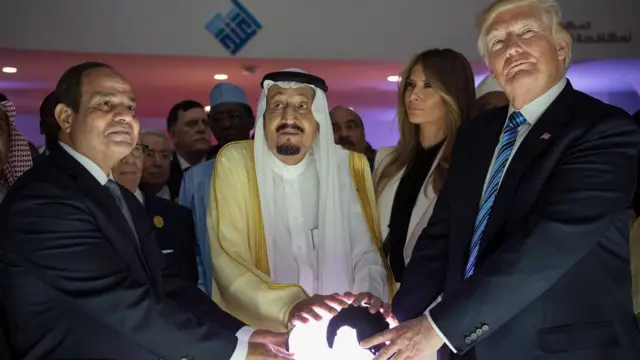 ټرمپ وايي، سعودي عربستان په ۲۰۱۷ کال کې د ۴۵۰ ملیارد ډالرو په ارزښت د امریکایي محصولاتو د اخیستلو موافقه وکړه او دې سره دی د ولسمشر په توګه سعودي عربستان ته د خپل لومړي بهرني سفر لپاره لاره اواره کړه.