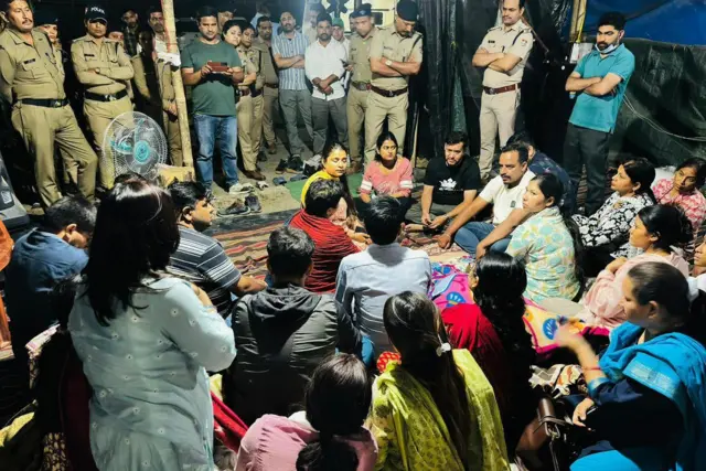 नर्सिंग अफ़सरों का विरोध प्रदर्शन 5 दिसंबर, 2025 को शुरू हुआ था 
