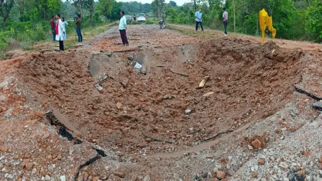 माओवादीले विस्फोट गराएको सडक