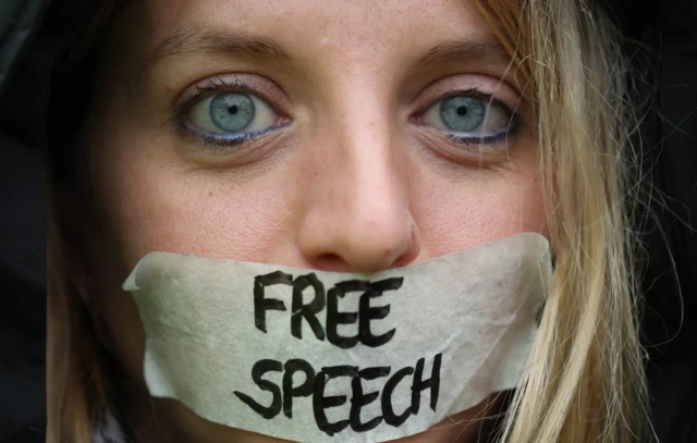 जूलियन के समर्थन में एक प्रदर्शनकारी