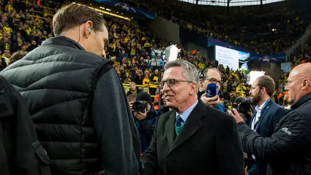 Le ministre allemand de l'intérieur serrant la main de l'entraineur de Dortmund