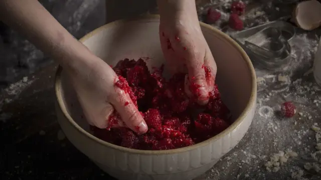 Руки перетерают малину