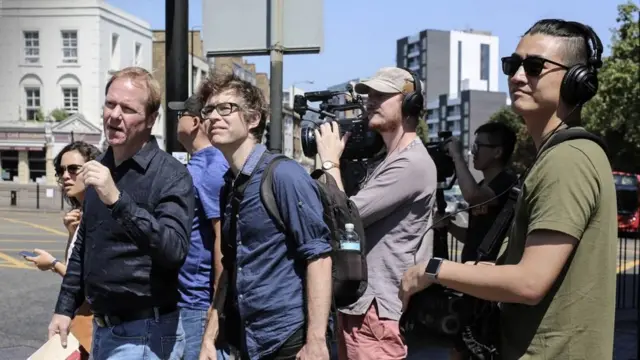 آرتور جونز (نفر دوم از سمت چپ) گروه‌هایی را مامور ردیابی فرزندان نجات یافتگان چینی تایتانیک کرد