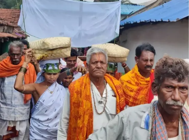 પોતાના જીવન દરમિયાન ગામમાં 20 જેટલા લગ્ન સમારંભ જોઈ ચૂકેલા મનેમ્માના ઘરે પણ હવે પ્રસંગ આવ્યો છે. તેમની પાંચ વર્ષની દીકરીના લગ્ન લેવાયા છે.