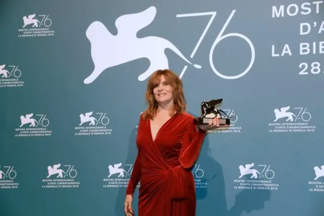 امانوئل سنیه، همسر رومن پولانسکی، به جای او جایزه را دریافت کرد